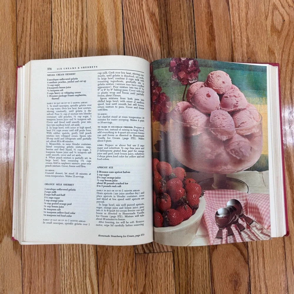 Vintage 1978 The Good Housekeeping Cookbook - Red Cover Hardback